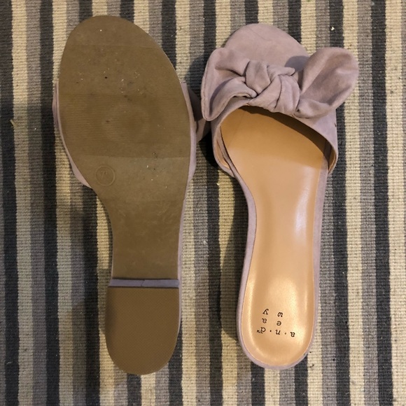 LILAC bow slides from A New Day 👡🎀 - Picture 2 of 2